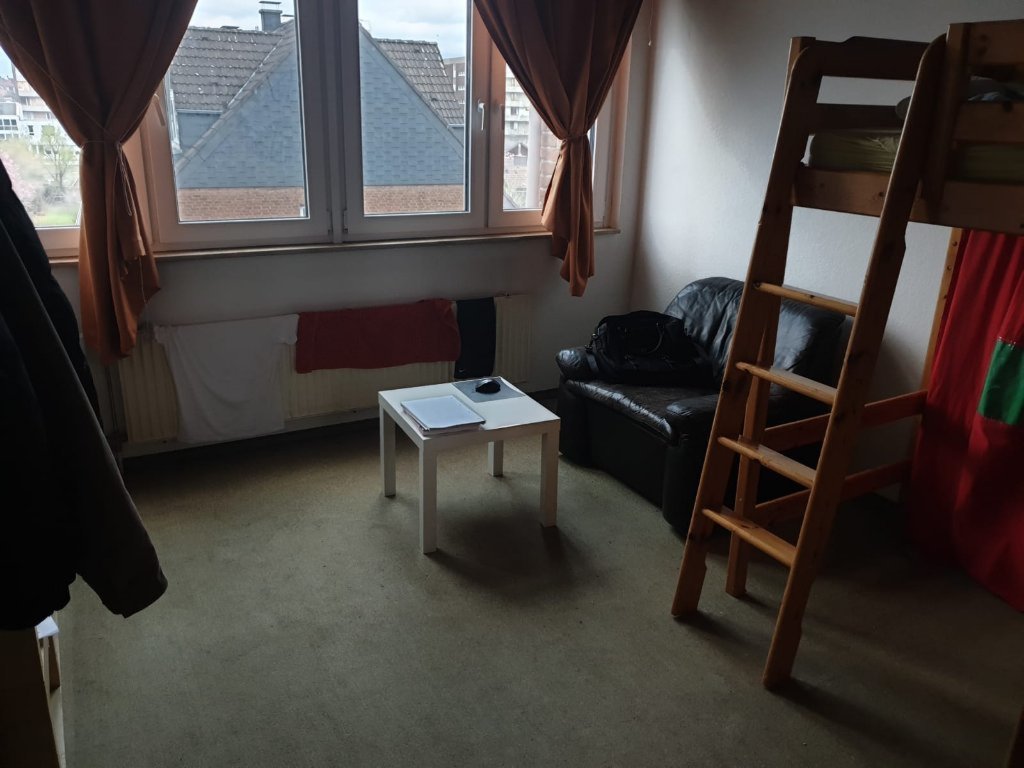 Flatshare Lindenthal Ernst-Wilhelm-Nay-Str - Zimmer 1 mit Giebel-Fenster