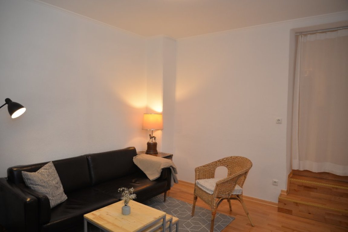 Flat Altstadt-Lehel Altstadt Hackenviertel - Wohnbereich mit Treppe zur Küche