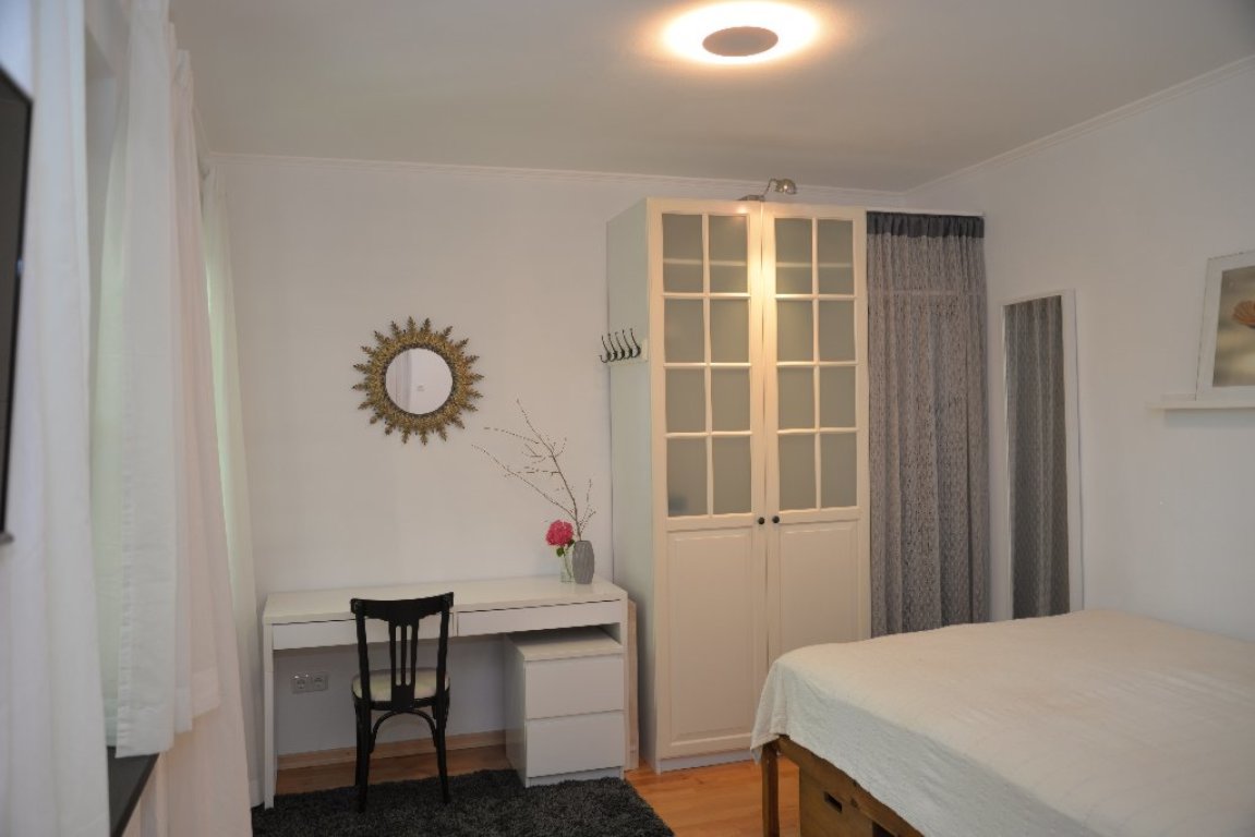 Flat Altstadt-Lehel Altstadt Hackenviertel - Schreibtisch Kleideschrank im Schlafbereich