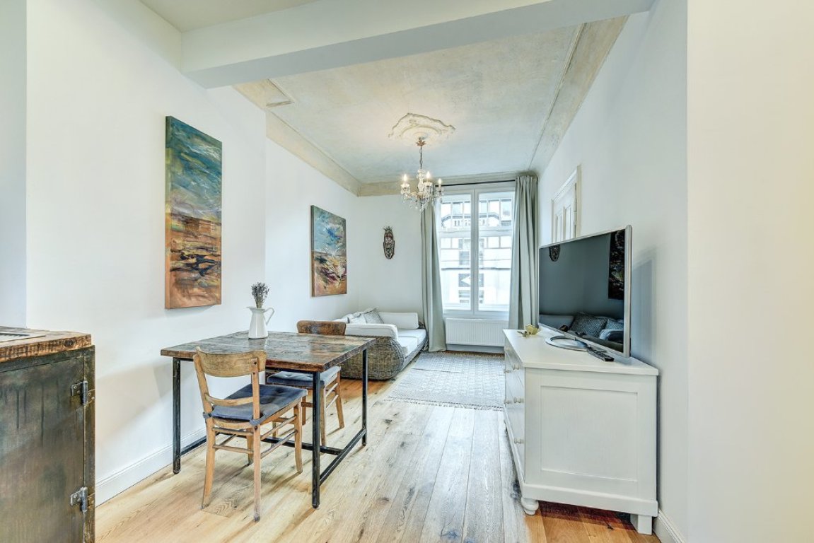 Furnished 40 sqm 2 room apartment in a renovated, listed old building. All inclusive! 15.11.26.-31.03.27 Möbliertes 2 Zimmer Apartment 40qm in einem renovierten Denkmal! – 40629 Düsseldorf Grafenberg – Vorschaubild 2