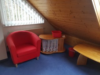 Anzeigenbild: 20qm möbl. Zimmer mit eigenem Bad im DG, 500.-€