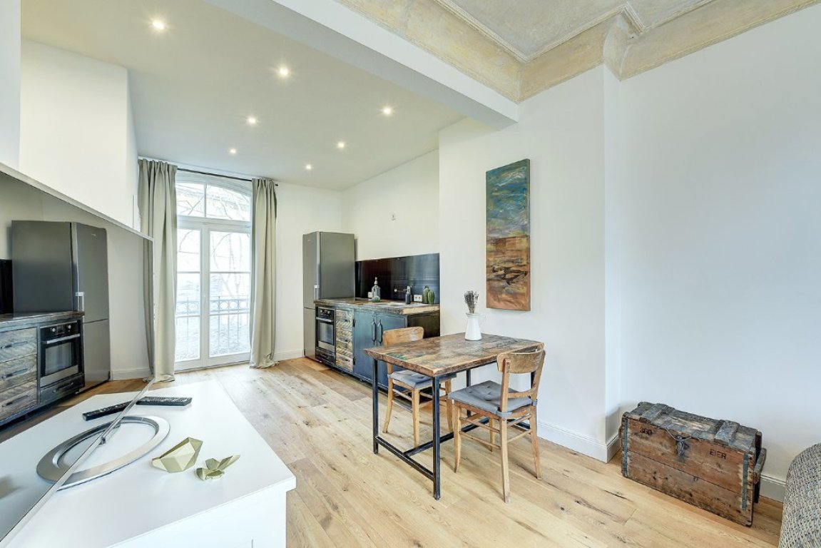 Furnished 40 sqm 2 room apartment in a renovated, listed old building. All inclusive! 15.11.26.-31.03.27 Möbliertes 2 Zimmer Apartment 40qm in einem renovierten Denkmal! – 40629 Düsseldorf Grafenberg – Vorschaubild 5