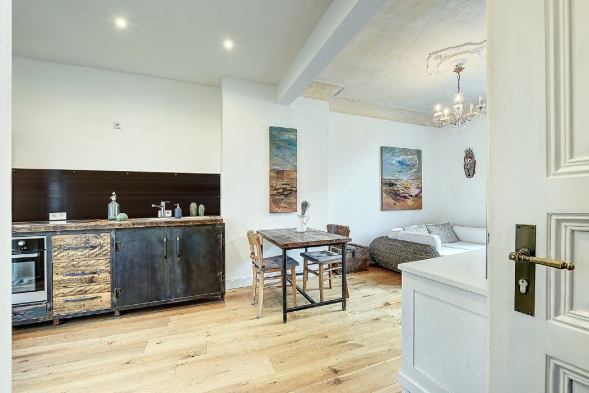 Furnished 40 sqm 2 room apartment in a renovated, listed old building. All inclusive! 15.11.26.-31.03.27 Möbliertes 2 Zimmer Apartment 40qm in einem renovierten Denkmal! – 40629 Düsseldorf Grafenberg – Vorschaubild 3