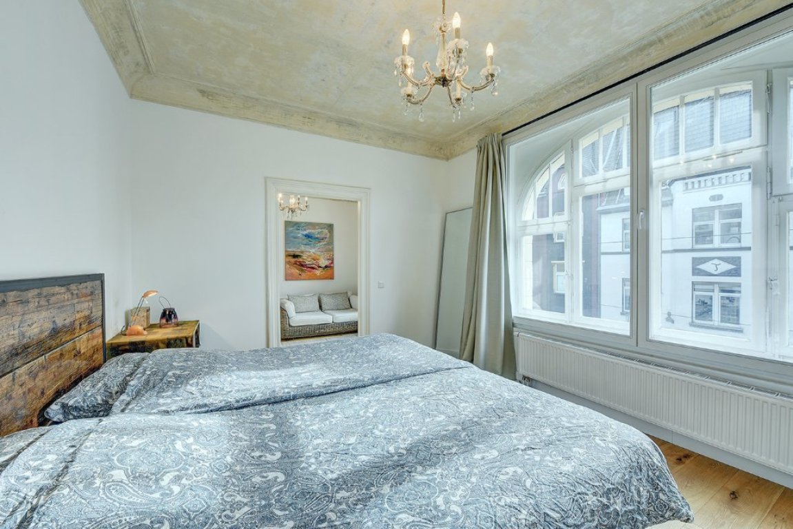 Furnished 40 sqm 2 room apartment in a renovated, listed old building. All inclusive! 15.11.26.-31.03.27 Möbliertes 2 Zimmer Apartment 40qm in einem renovierten Denkmal! – 40629 Düsseldorf Grafenberg – Vorschaubild 8