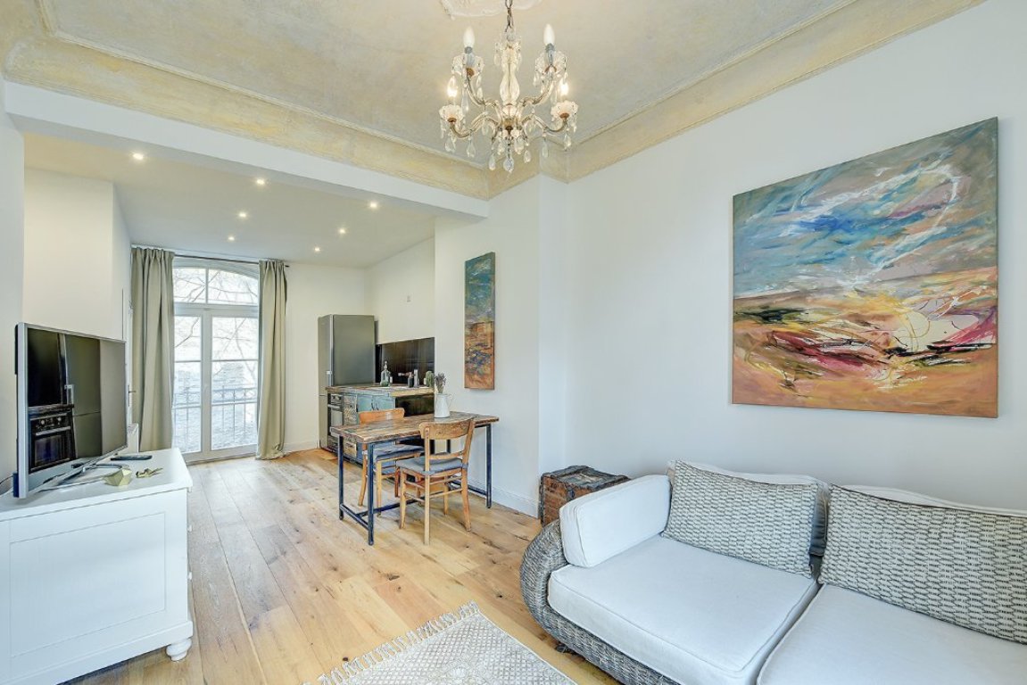 Furnished 40 sqm 2 room apartment in a renovated, listed old building. All inclusive! 15.11.26.-31.03.27 Möbliertes 2 Zimmer Apartment 40qm in einem renovierten Denkmal! – 40629 Düsseldorf Grafenberg – Vorschaubild 4