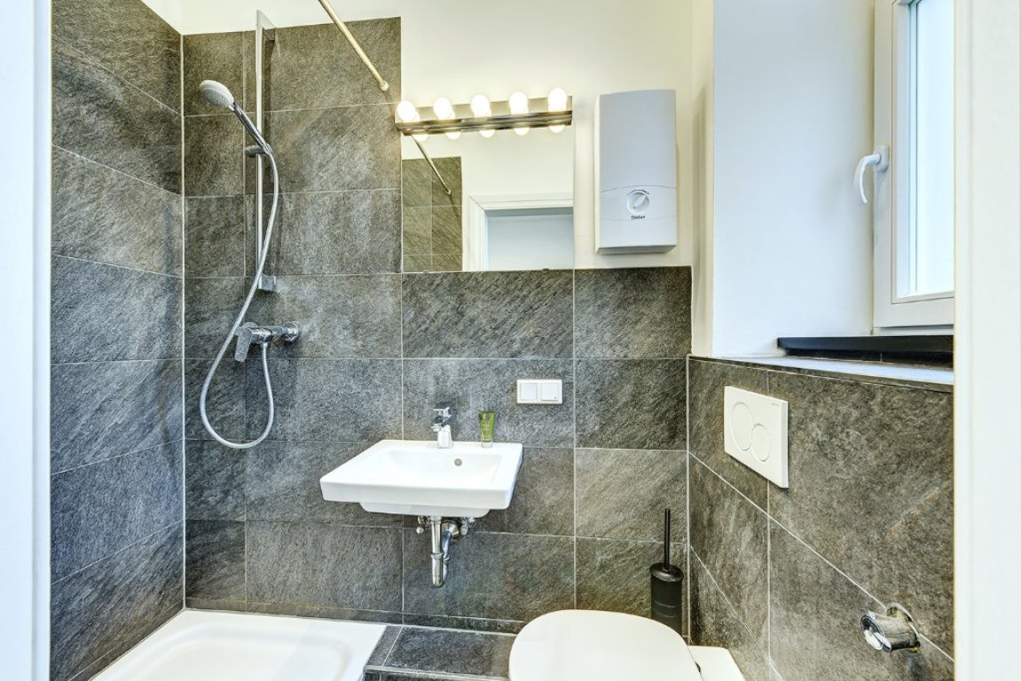 Furnished 40 sqm 2 room apartment in a renovated, listed old building. All inclusive! 15.11.26.-31.03.27 Möbliertes 2 Zimmer Apartment 40qm in einem renovierten Denkmal! – 40629 Düsseldorf Grafenberg – Vorschaubild 10