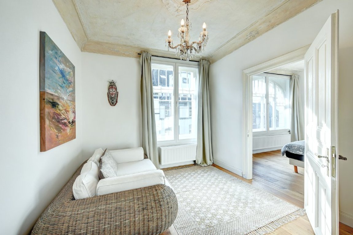 Furnished 40 sqm 2 room apartment in a renovated, listed old building. All inclusive! 15.11.26.-31.03.27 Möbliertes 2 Zimmer Apartment 40qm in einem renovierten Denkmal! – 40629 Düsseldorf Grafenberg – Vorschaubild 9