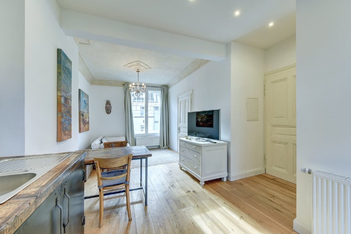 Furnished 40 sqm 2 room apartment in a renovated, listed old building. All inclusive! 15.11.26.-31.03.27 Möbliertes 2 Zimmer Apartment 40qm in einem renovierten Denkmal! – 40629 Düsseldorf Grafenberg – Vorschaubild 6
