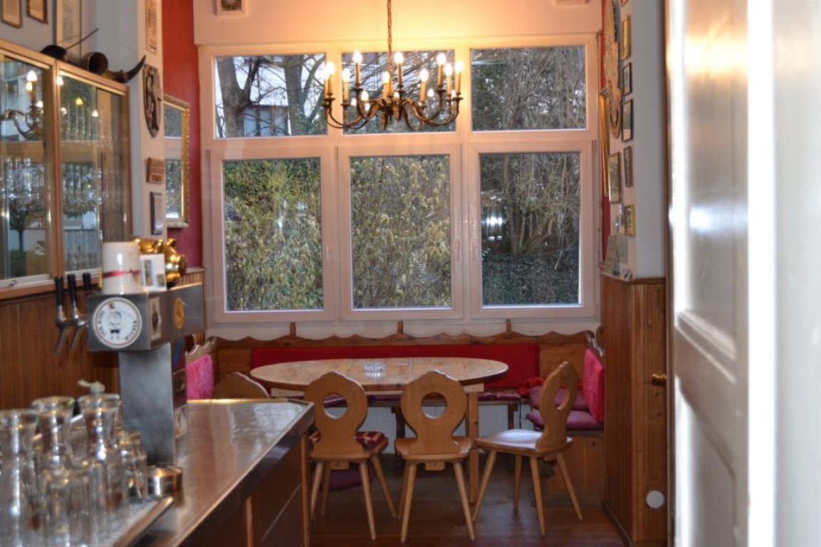 WG-Zimmer Nordend-West Falkensteiner Str. 60 - Sitzecke mit Theke