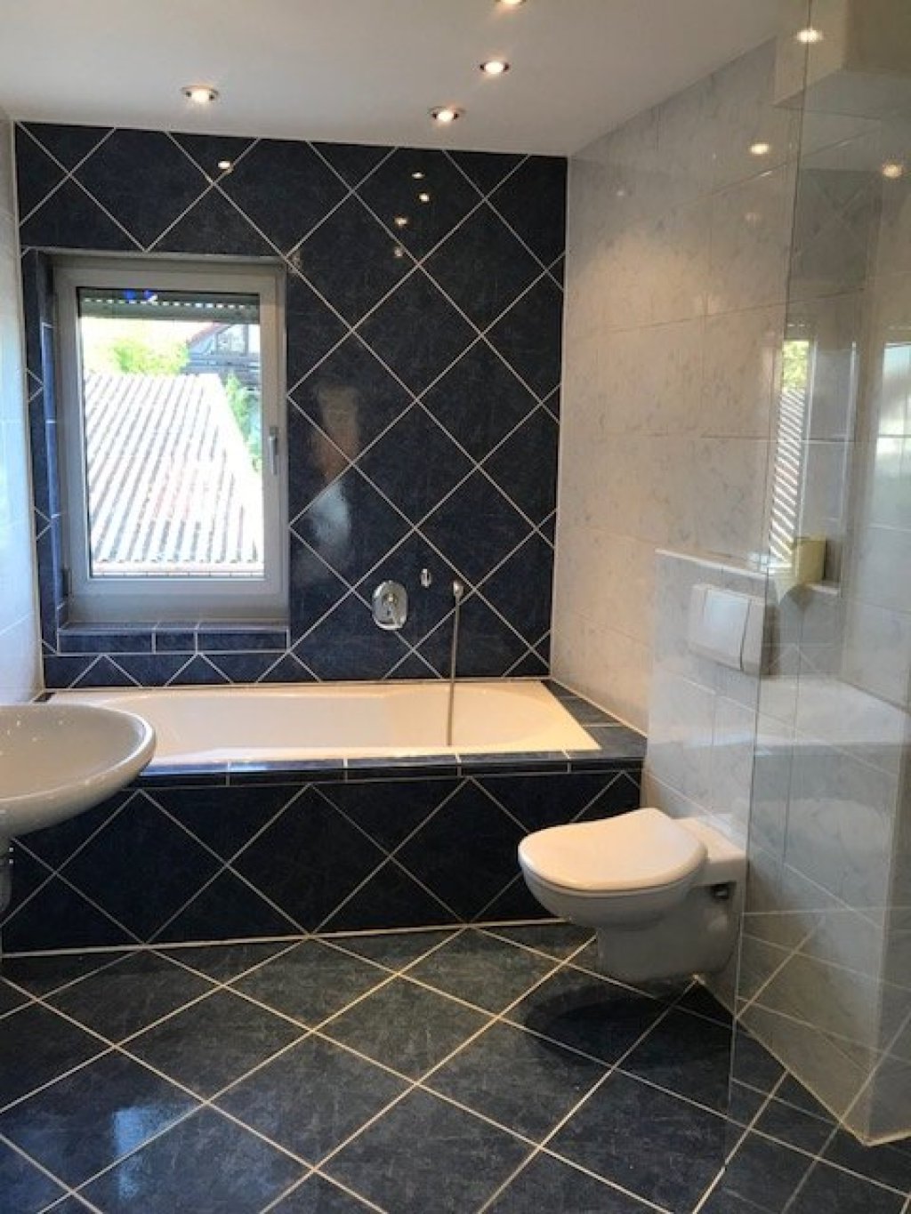 WG-Zimmer Zentrum Hauptstraße 197 - Bad mit Wanne und Dusche
