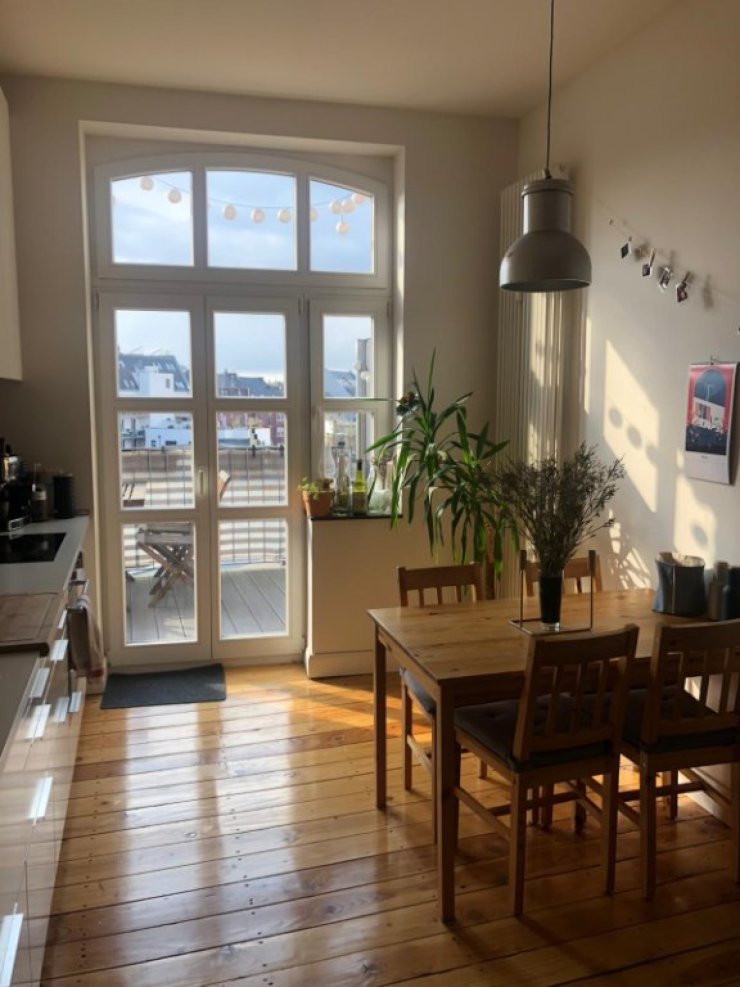 Renovierte Altbauwohnung mit Holzdielen und hohen Decken im