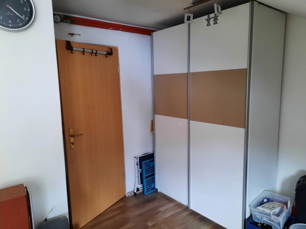 Habitación en WG Feuerbach Oswald-Hesse-Str. 26 - Schrank und Blick zur Tür