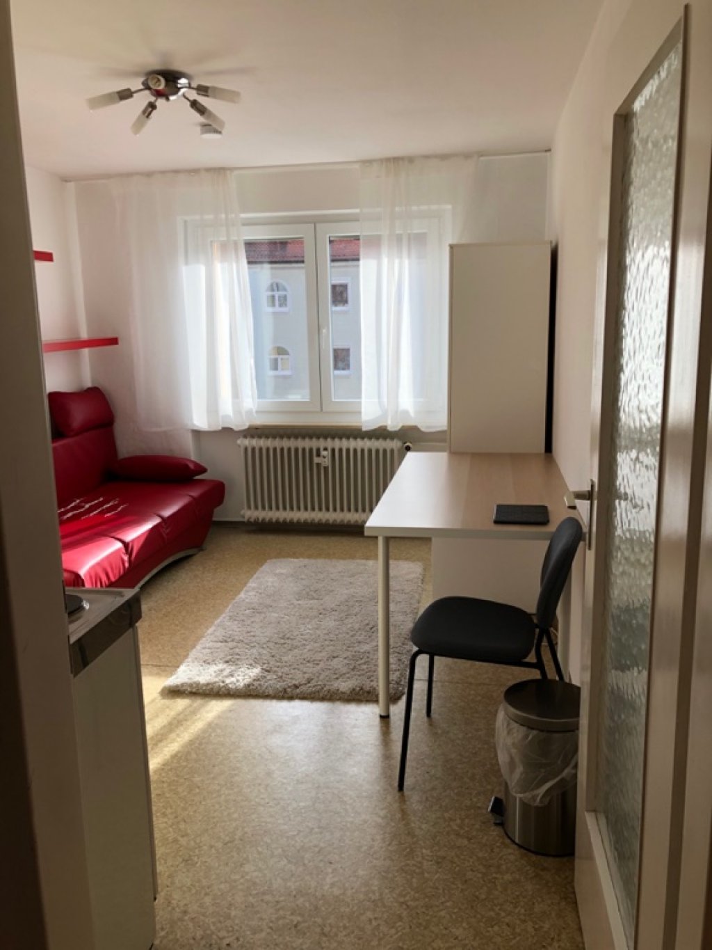 1-Zimmer-Wohnung mit Bad, Möbel und Einbauküche