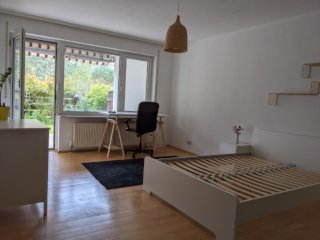 Imagen del anuncio: Vollmöbliertes Zimmer mit alleiniger Garten und Terassennutzung