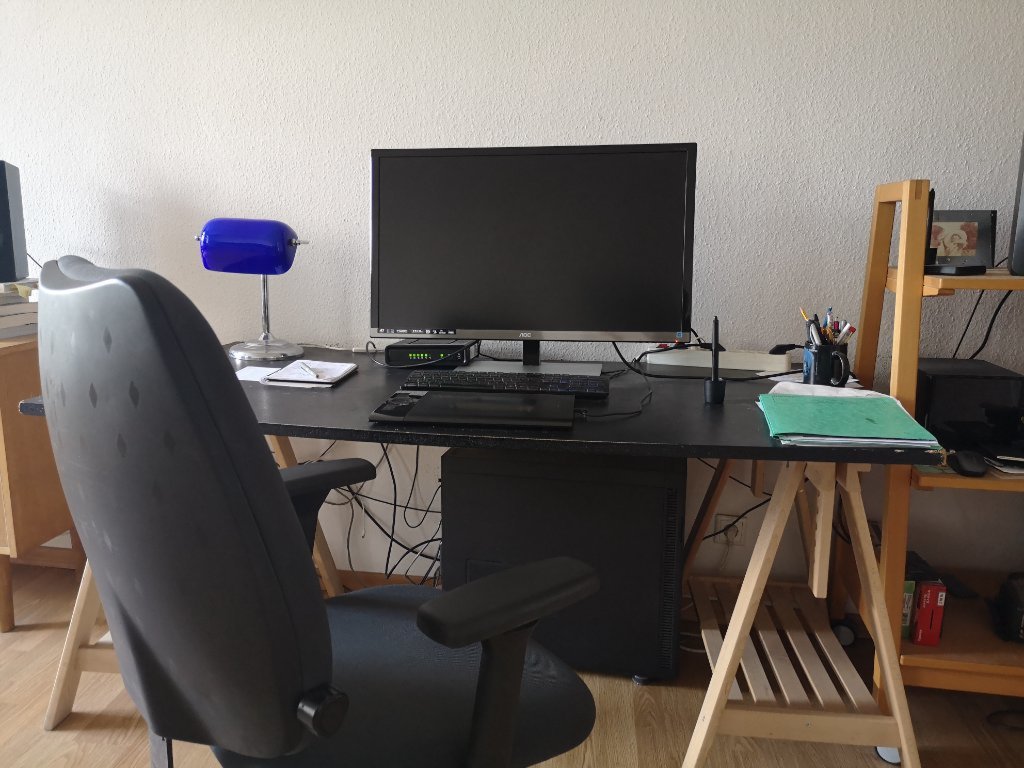 Wohnung Kreuzberg kohlfurterstr - table, chair and 4k monitor