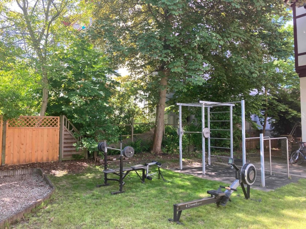 WG-Zimmer Ostviertel Friedländerweg 57 - Garten mit aufgebauten Trainingsgeräten