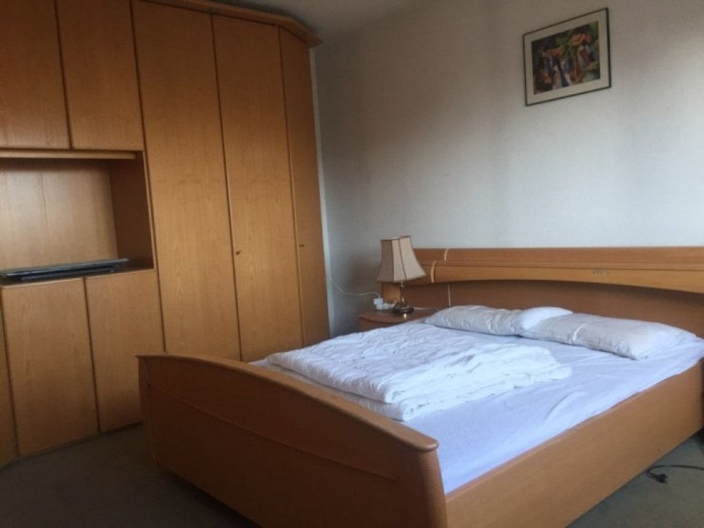 Flatshare Lindenthal Ernst-Wilhelm-Nay-Str - Zimmer 2 mit Doppelbett und Echtholz-Schrank
