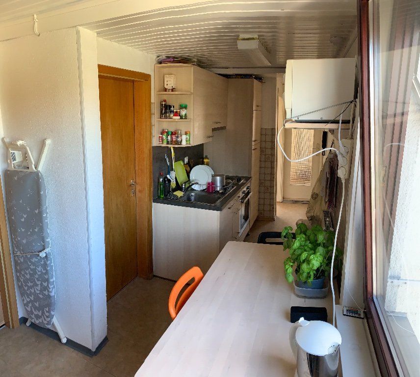 Habitación en WG Obertürkheim Quittengasse 11 - Küche Sicht zum Wohnungseingang