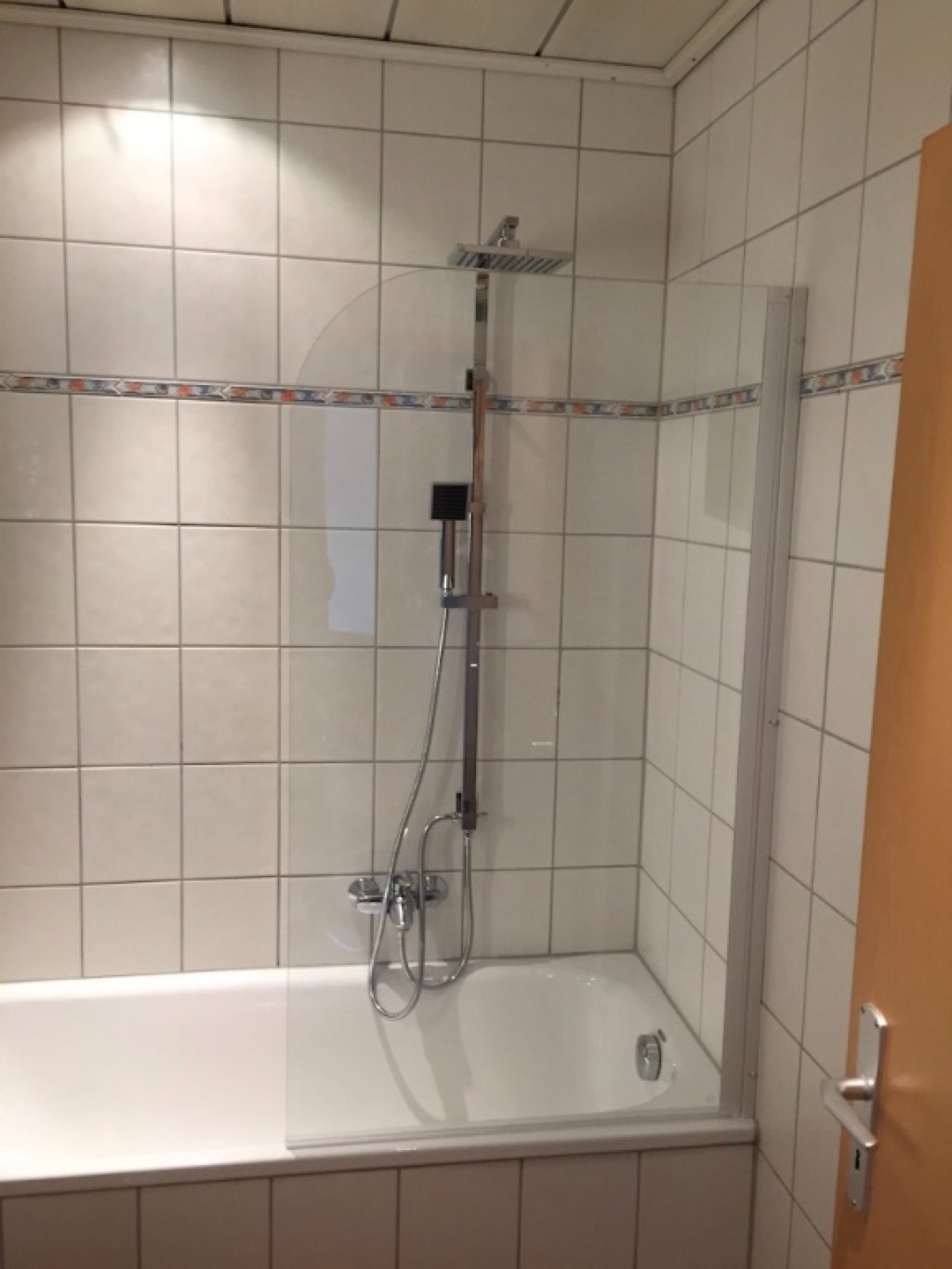 Wohnung Erle Wirknerstrasse 15 - Badewanne mit Dusche und Glaswand