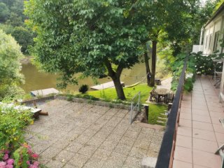 Imagen del anuncio: Luminosa habitación con balcón y amplio jardín directamente al más cercano