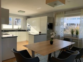 Ad image: NEU MÖBLIERTE ZIMMER mit großem BALKON. zentral und ruhig gelegen. NIVEAUVOLLES WOHNKONZEPT mit LUXUS KÜCHE. TV und INTERNET und WASCHKÜCHE INKLUSIVE. GUTE PARKMÖGLICHKEIT. Auch GARAGE ANMIETBAR. Ideal für pendelnde Manager oder Ärzte.
