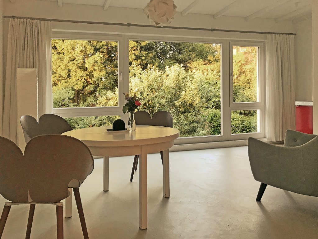 Großes möbliertes 1,5 Zimmer Einliegerappartement