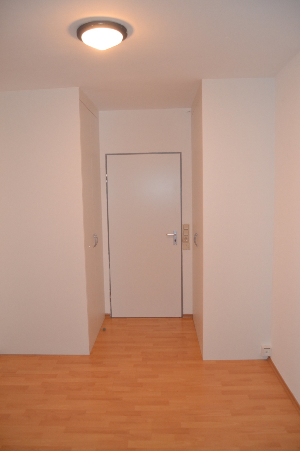 Habitación en WG Südstadt Lotzestraße 44 - 2 große Einbauschränke bieten viel Platz zum verstauen