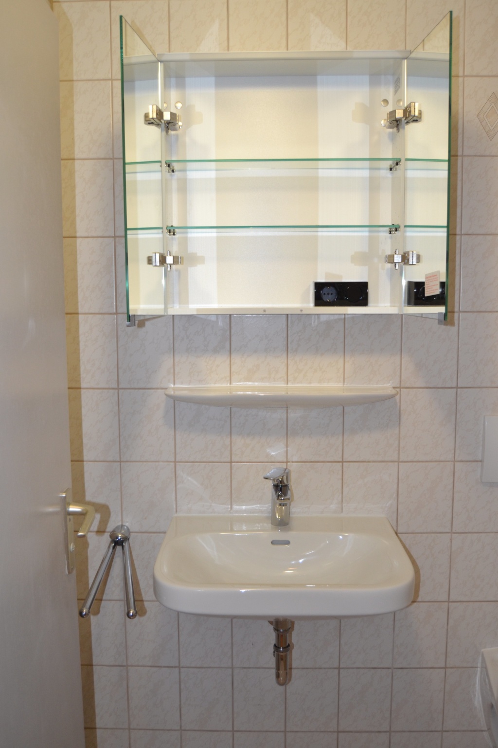 Habitación en WG Südstadt Lotzestraße 44 - Neben Waschbecken und Spiegelschrank sind auch noch eine eigene Toilette, sowie Dusche vorhanden