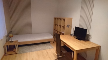 Anzeigenbild: 5 WG Zimmer, Gemeinschaftsküche, Terrasse und Außenbereich, PKW Einstellplatz