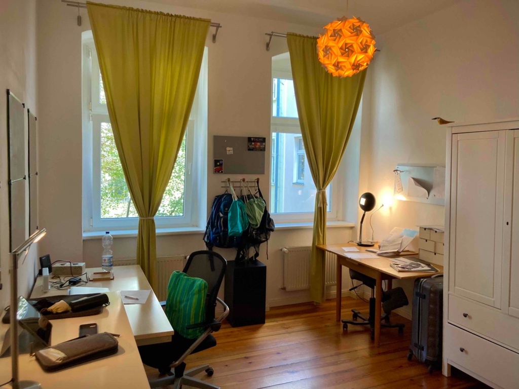 Wohnung Friedrichshain Wühlischstrasse 27 - The office is quiet and equipped with multiple desks and lamps.