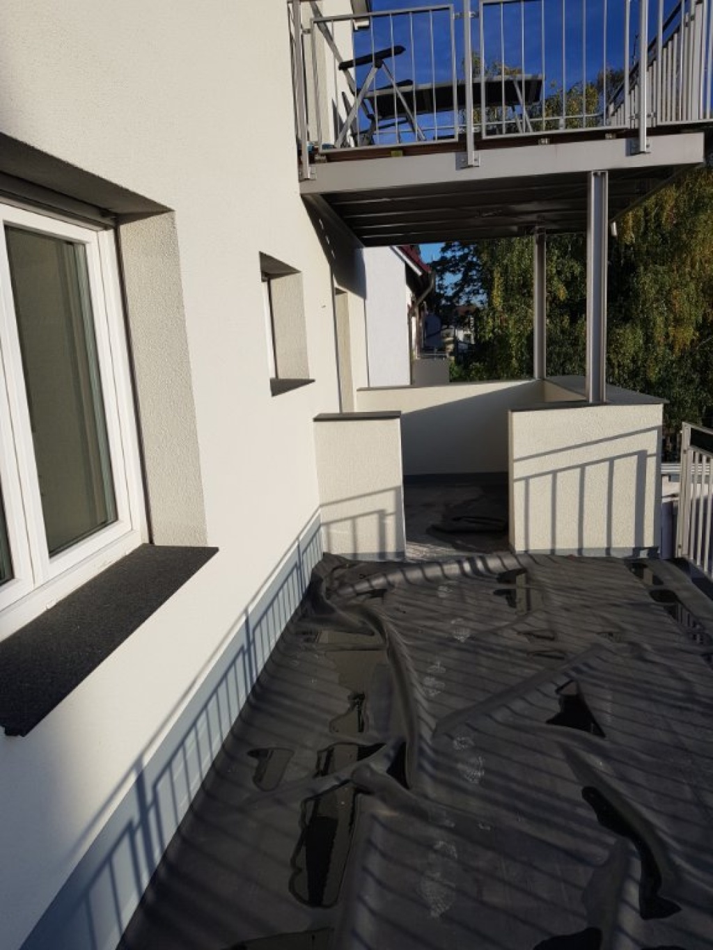 Wohnung Neuhermsheim Landsknechtweg 44 - Terrasse wird noch mit Holz belegt.