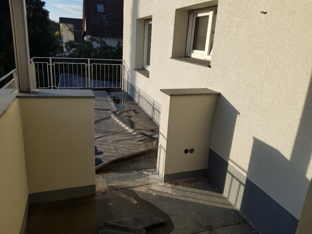 Wohnung Neuhermsheim Landsknechtweg 44 - Terrasse wird noch mit Holz belegt.