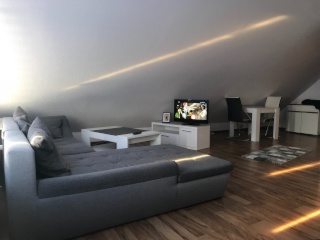 Anzeigenbild: Stilvolle klimatisierte 1-Zimmer-Dachgeschosswohnung – voll möbliert – All-Inclusive-Miete –
