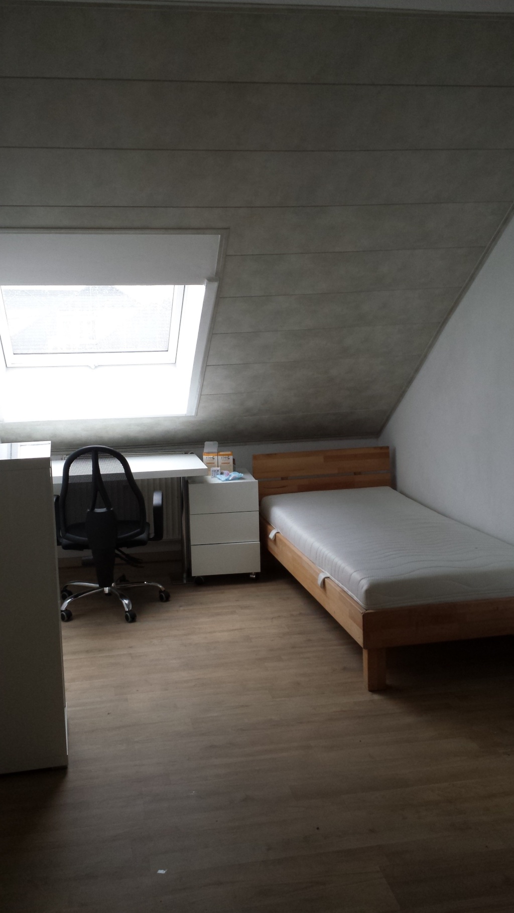 Habitación en WG Durlach Amalienbadstr. 17 - Schreibtisch Rollo halbzu