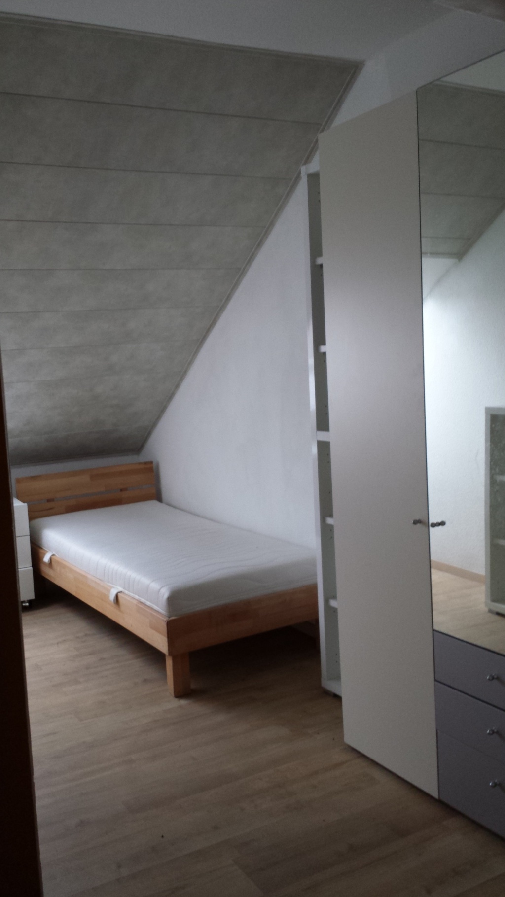 Habitación en WG Durlach Amalienbadstr. 17 - Bett m guter Matratze