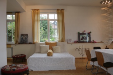 Lichtdurchflutete Wohnung mit  Loftcharakter mit drei abgeschlossenen Zimmern in sehr ruhiger grüner Lage mit S1 Anbindung