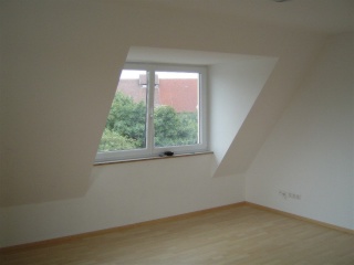 Imagen del anuncio: Schönes DG-Zimmer (22 m2) in 4er WG inkl. aller Nebenkosten