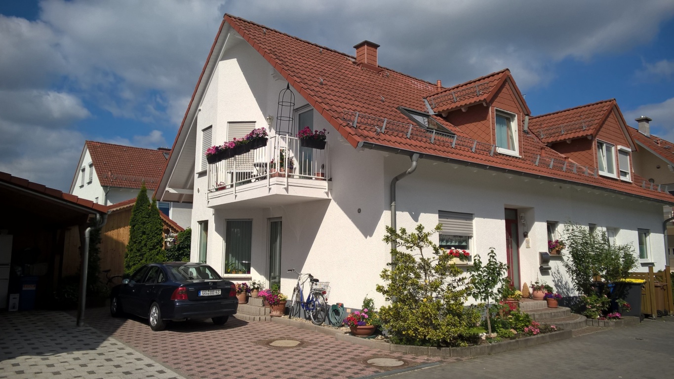 Habitación en WG Flughafen Amselweg 12 - House in the spring