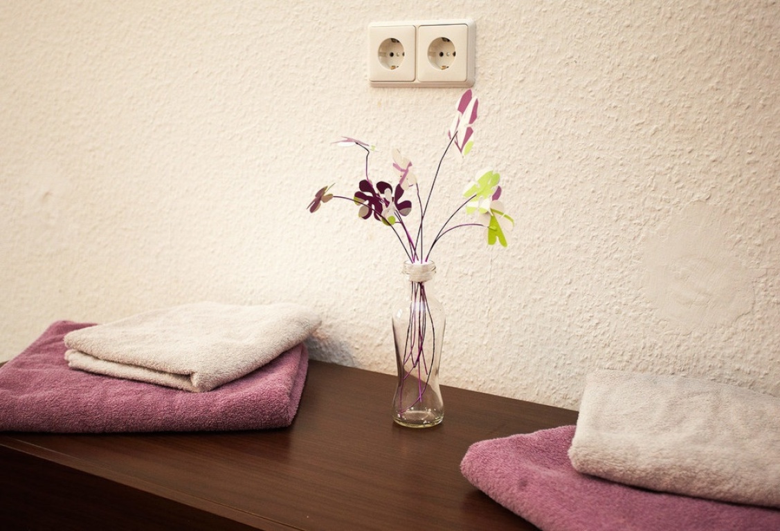 1-Zimmer-Wohnung Friedrichshain Berlin Gärtnerstrasse 15 - Kommode Schlafzimmer
