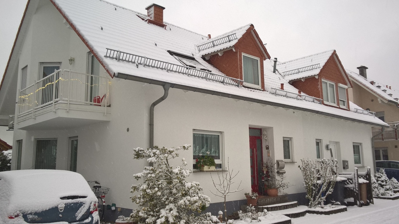 WG-Zimmer Flughafen Amselweg 12 - Haus im Winter