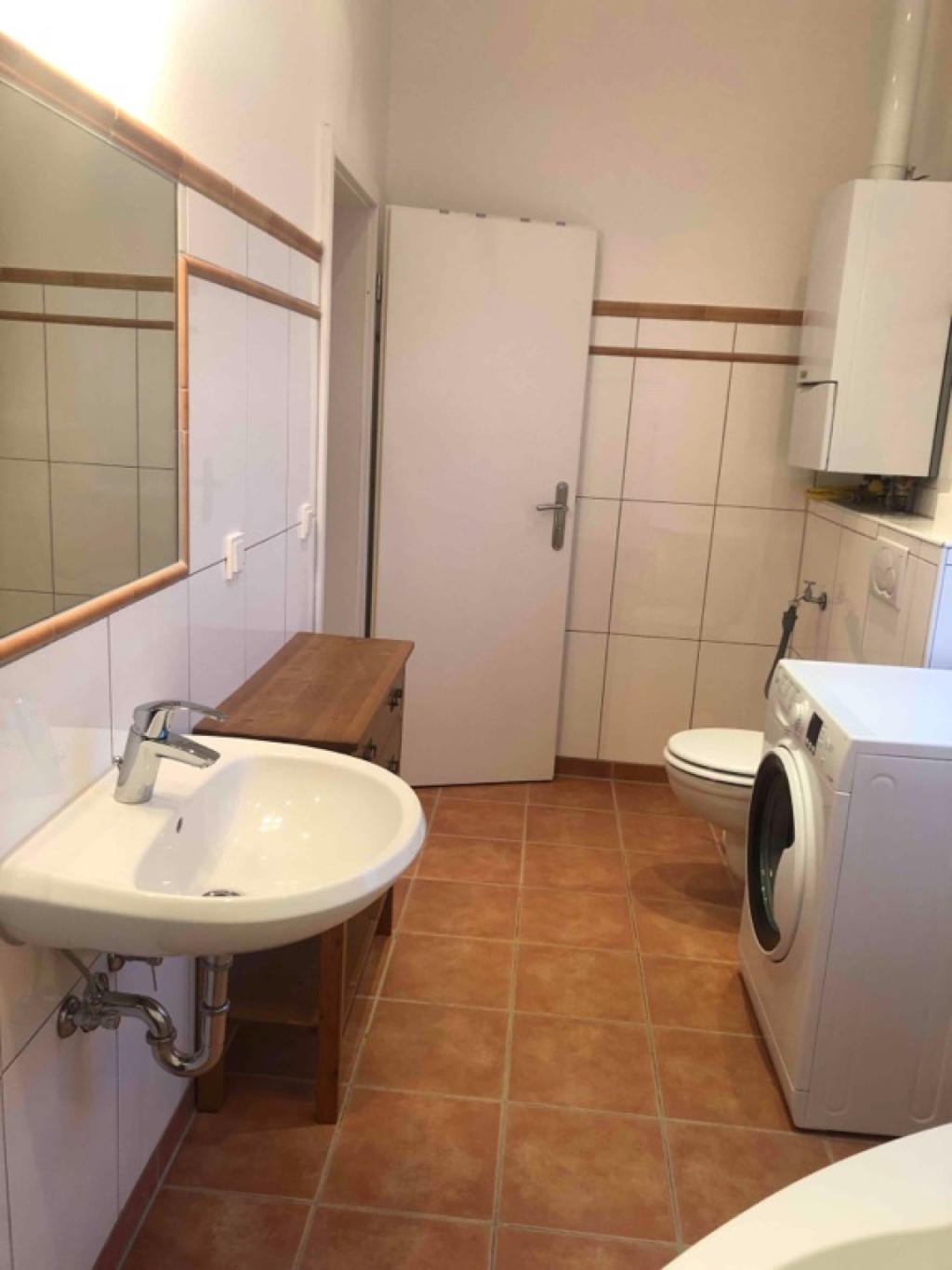 Apartamento Benrath Hildenerstraße 73 - Helles Badezimmer mit Waschmaschine