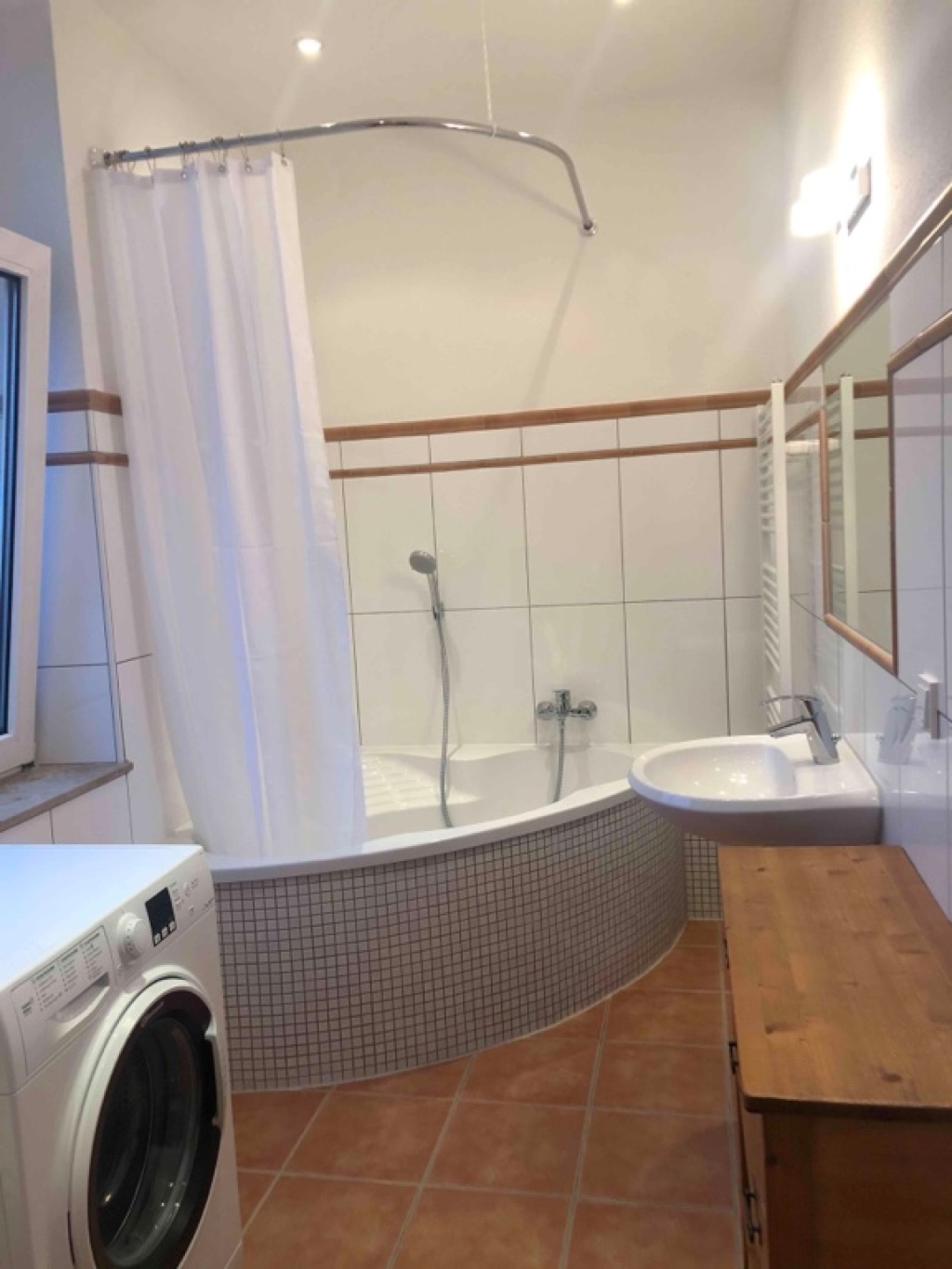 Apartamento Benrath Hildenerstraße 73 - Badezimmer mit Eckbadewanne