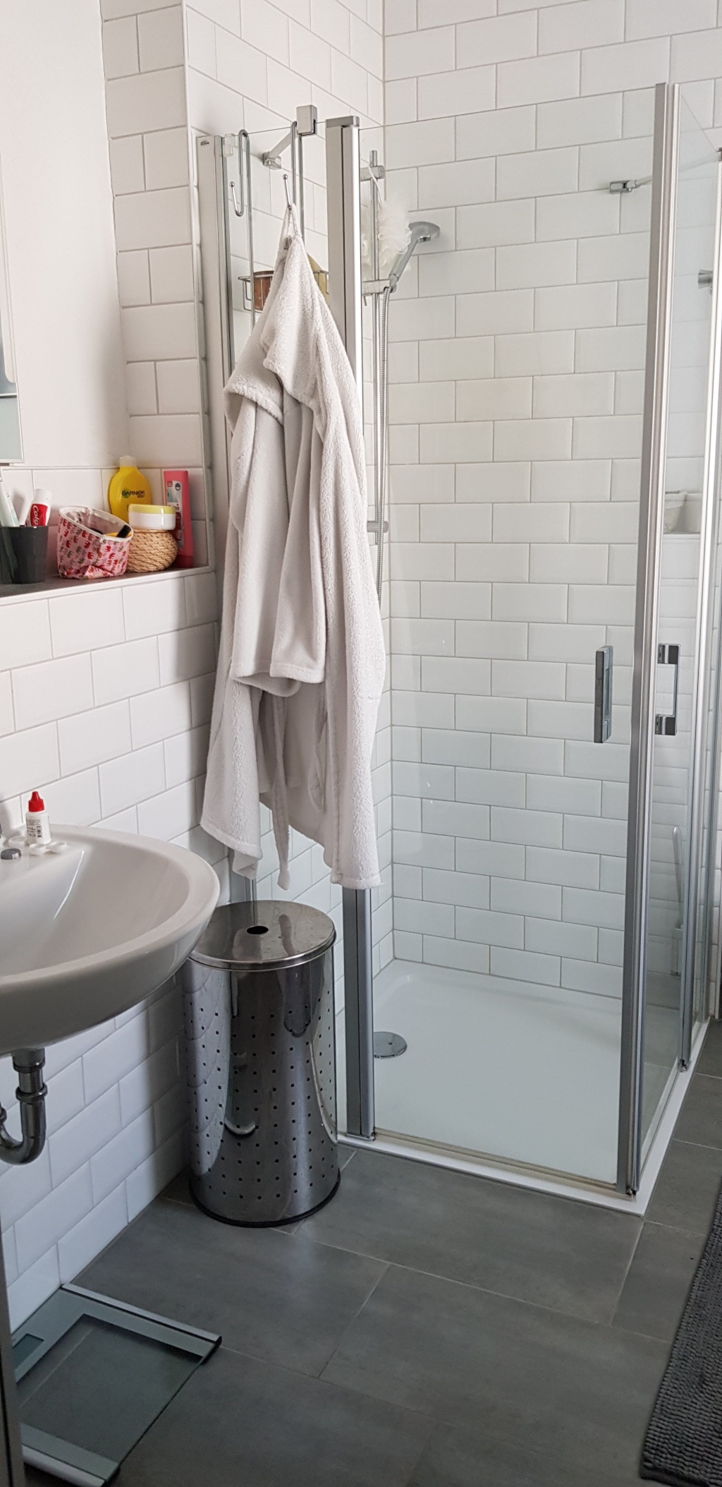 Flat Neukölln Warthestr. - Hauptbadezimmer mit Dusche und Badewanne / Main bathroom with shower and bathtub