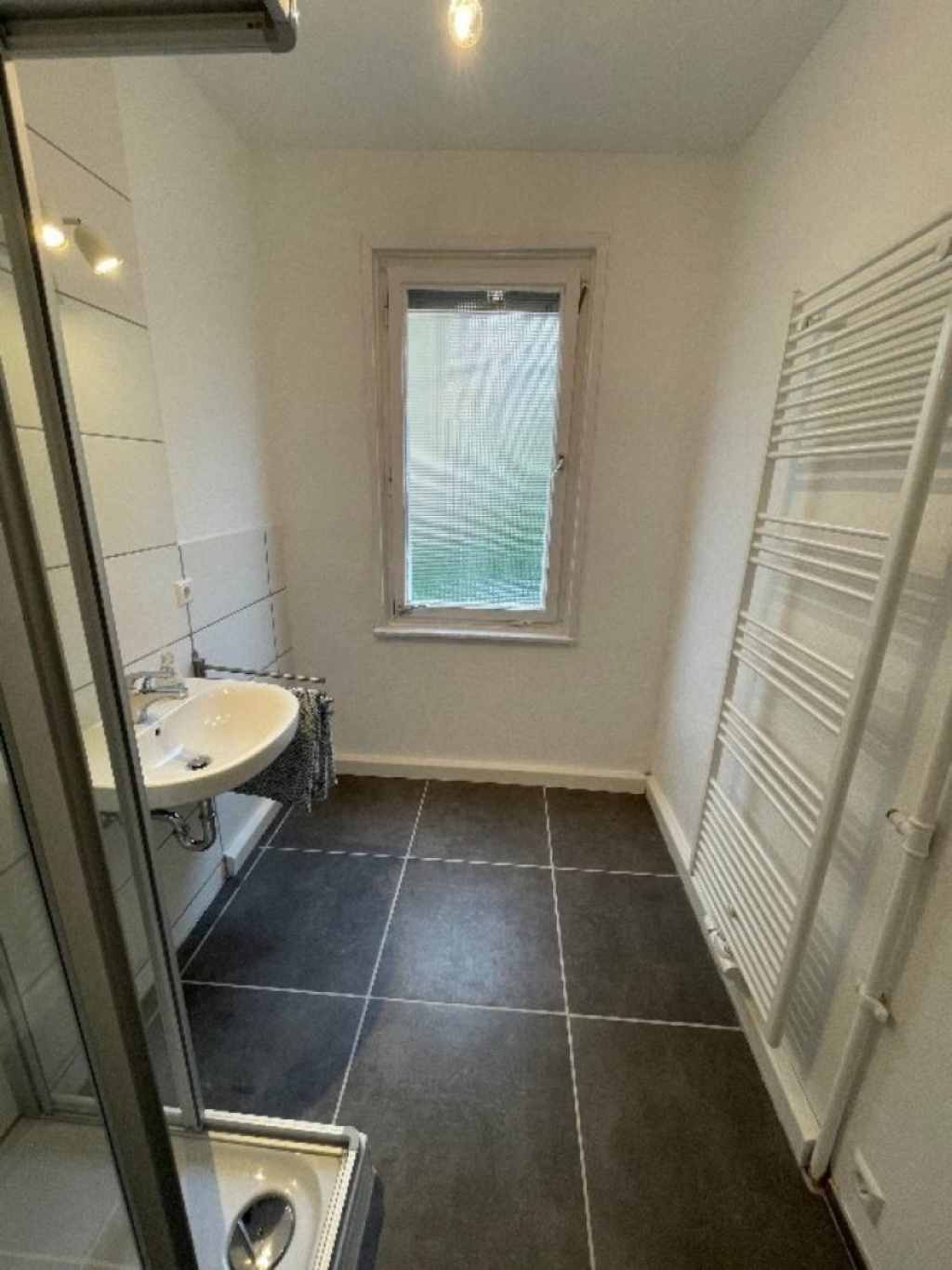 WG-Zimmer Bad Cannstatt Duisburger Str.33 - Badezimmer Ansicht Türe