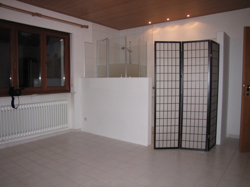 Schönes Zimmer mit stylischem Bad