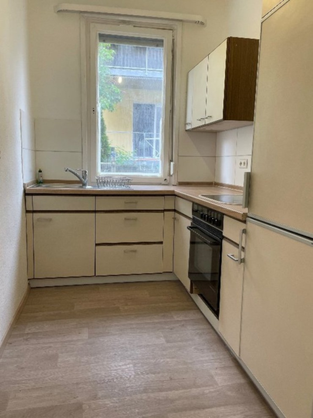 WG-Zimmer Bad Cannstatt Duisburger Str.33 - Küche Ansicht Türe
