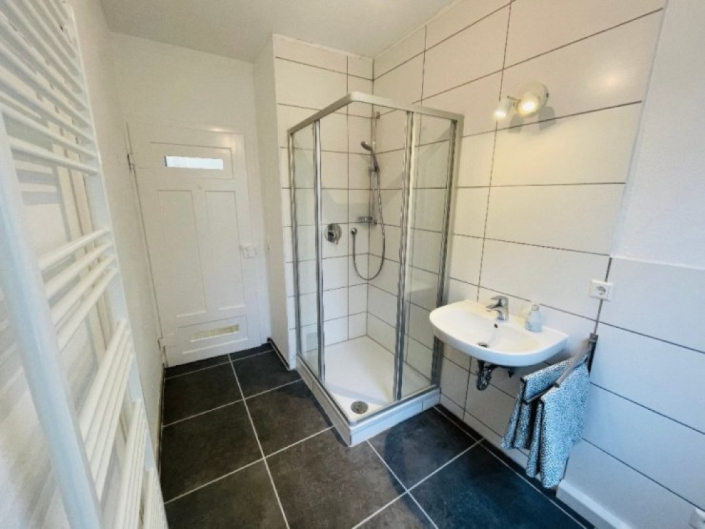 WG-Zimmer Bad Cannstatt Duisburger Str.33 - Badezimmer Ansicht Fenster