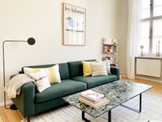 Anzeigenbild: 25.04.–10.05. / NEUKÖLLN / LIVING ROOM + BEDROOM / top floor with large balcony / perfectly renovated historic building / wooden floors, stucco, chimney... / fully equipped & furnished