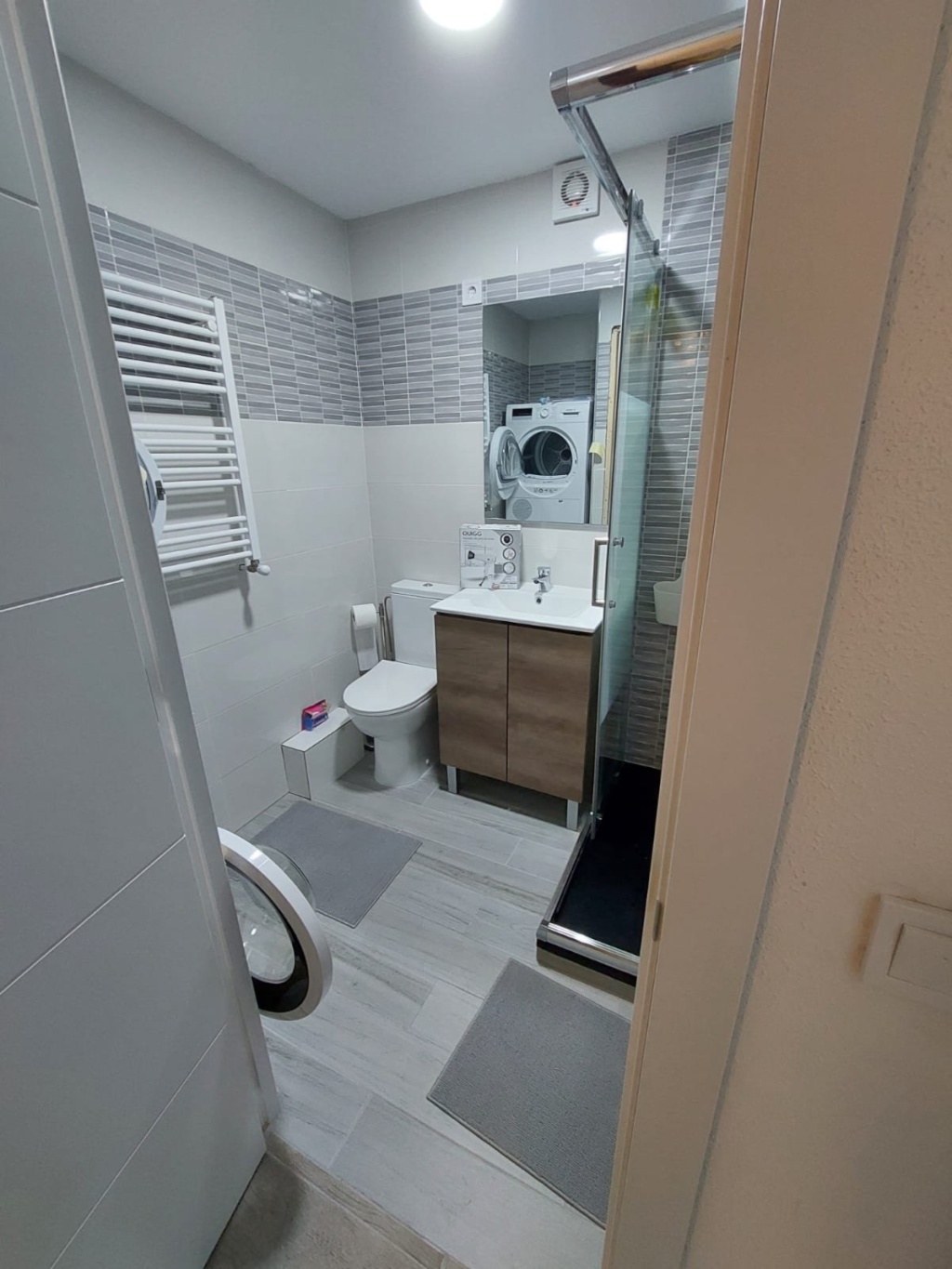 Habitación en WG RENFE-Haltestelle Doce de Octubre - Usera c/Tomelloso 51 - Bad 1 mit Waschmaschine und Trockner