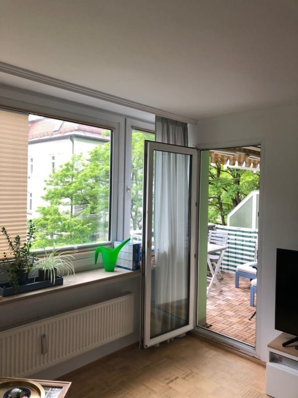 WG-Zimmer Neuhausen-Nymphenburg Frundsbergstraße - Wohnzimmer mit Balkon, Möbel kommen raus